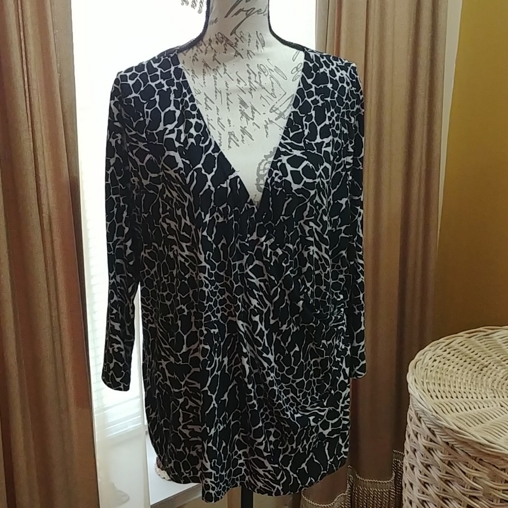 2 black & White tops